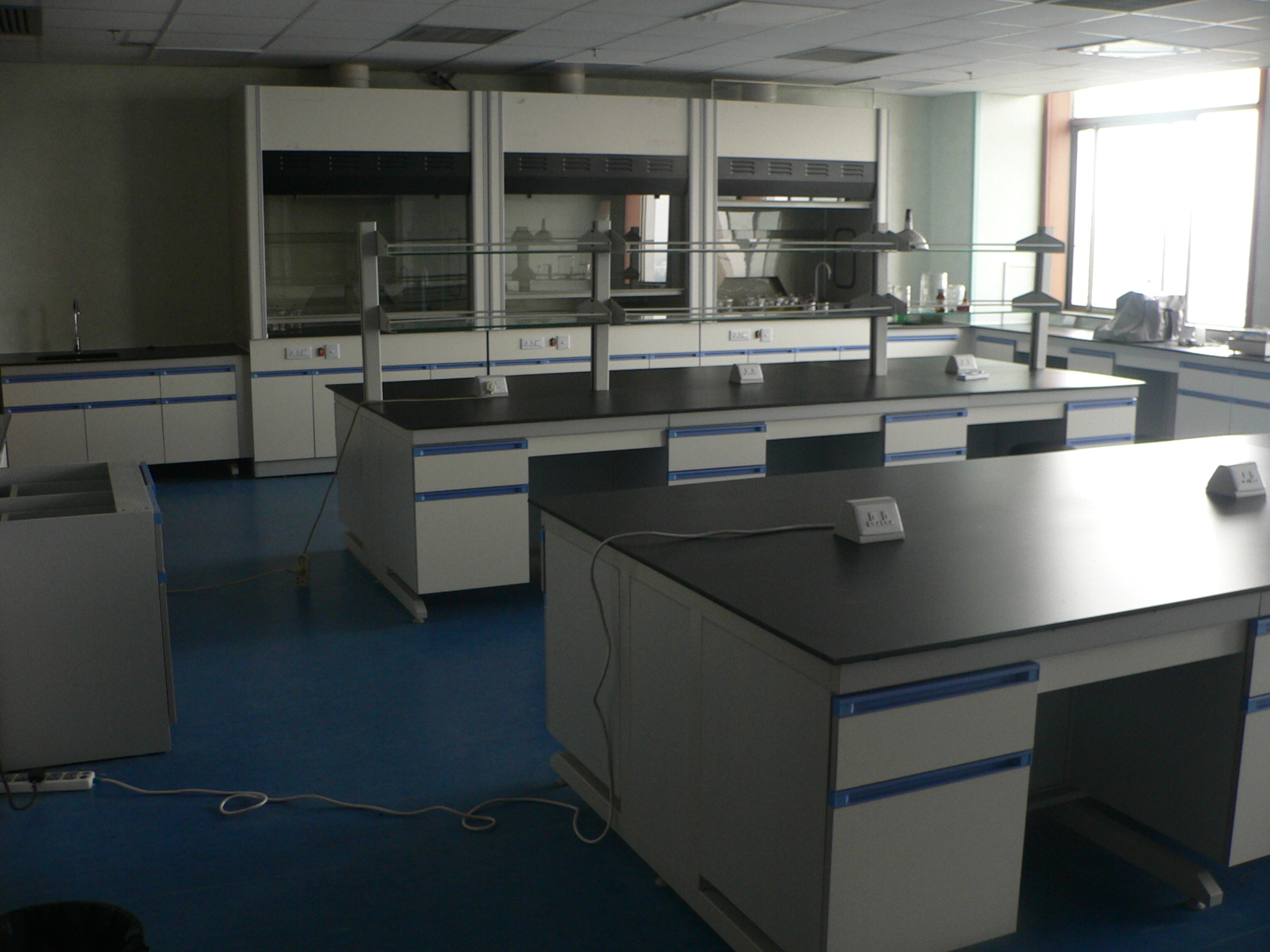 清远化学实验室家具安装（实验台布局）(图2)